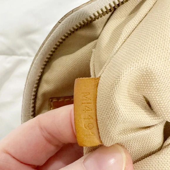 Louis Vuitton Purse - Picture 5 of 17